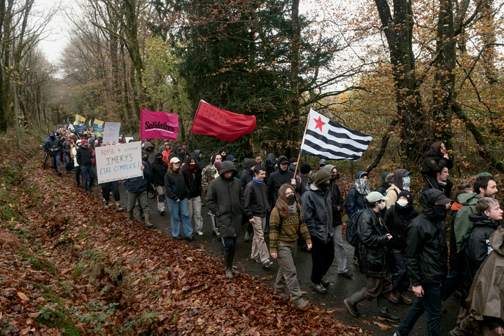 «<small class="fine d-inline"> </small>Elle va nous avaler<small class="fine d-inline"> </small>» : en Bretagne, ils défilent contre une mine à ciel ouvert
