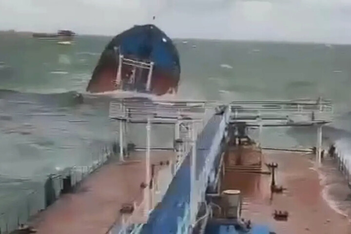 Risque de marée noire après le naufrage de deux pétroliers russes en mer Noire