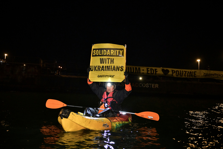 Uranium russe : Greenpeace bloque un cargo à Dunkerque, quatre militants arrêtés