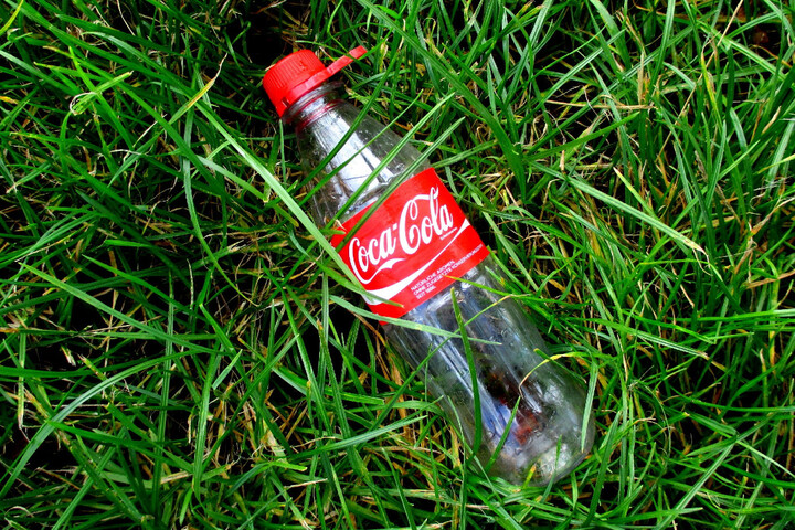 Des microplastiques retrouvés dans du Coca et du Schweppes