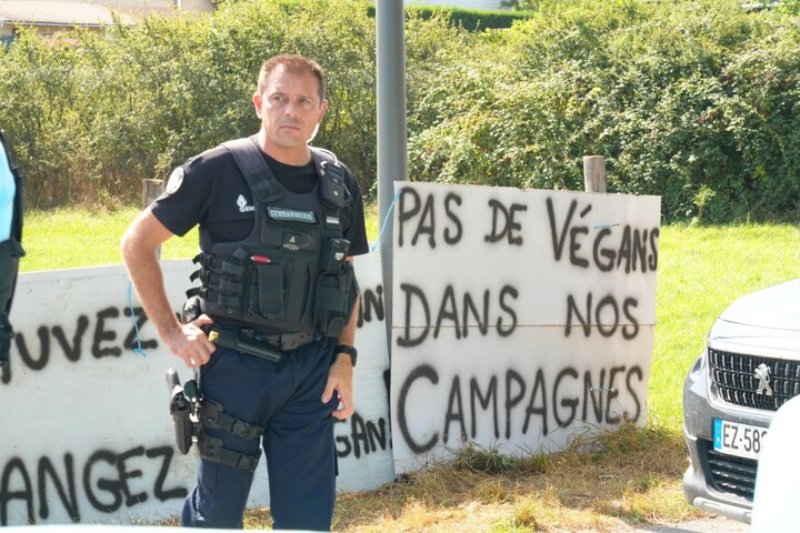 «<small class="fine d-inline"> </small>Pas de véganes dans nos campagnes<small class="fine d-inline"> </small>» : des agriculteurs bloquent un rassemblement du parti <span class="caps">REV</span>