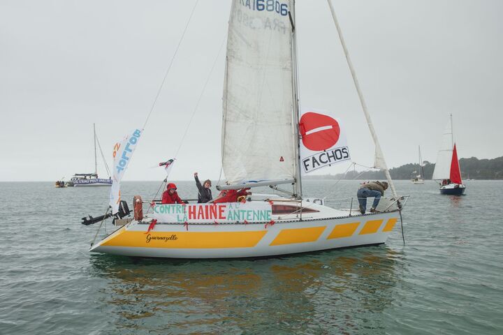 En Bretagne, une flottille prend la mer pour «<small class="fine d-inline"> </small>submerger<small class="fine d-inline"> </small>» le milliardaire Bolloré