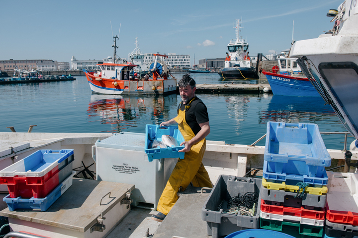 Endetté, un petit pêcheur breton fait plier sa banque
