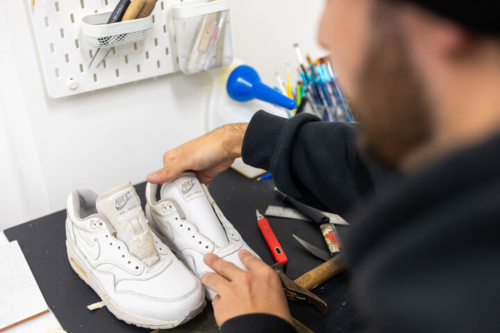 Ne jetez plus vos vieilles baskets, les cordonniers les réparent