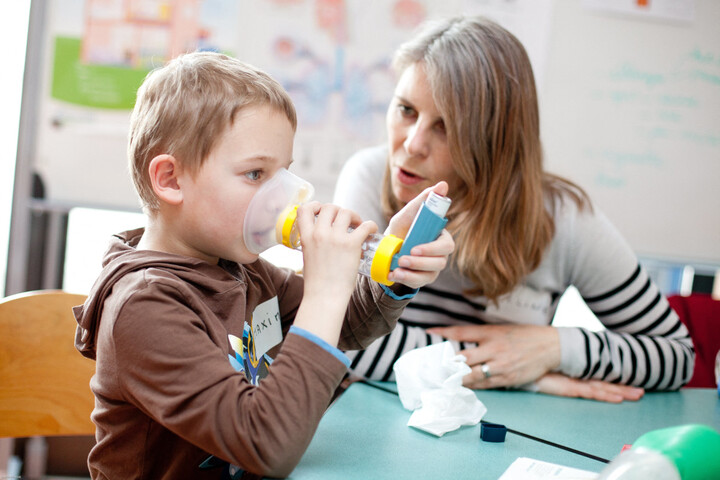 Asthme : certains traitements polluent autant qu'un demi-million de voitures