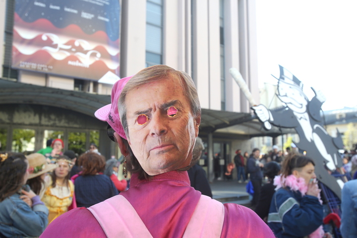 «<small class="fine d-inline"> </small>Un peu de fête dans cette ambiance morose<small class="fine d-inline"> </small>» : le «<small class="fine d-inline"> </small>carnaval antifa<small class="fine d-inline"> </small>» réunit 1 000 personnes à Caen