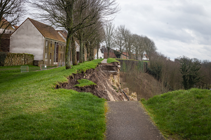 «<small class="fine d-inline"> </small>Je n'aurais jamais imaginé<small class="fine d-inline"> </small>» : ces remparts de 800 ans n'ont pas résisté aux inondations