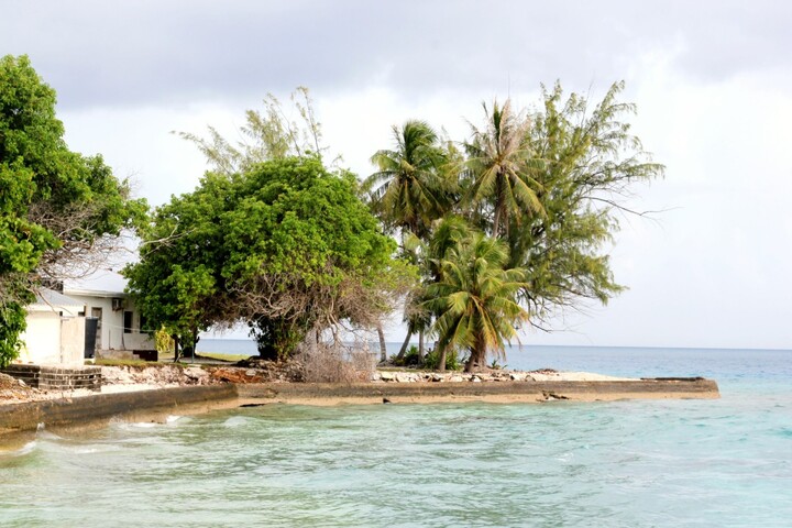 Face à la montée des eaux, l'archipel des Tuamotu paie encore la colonisation
