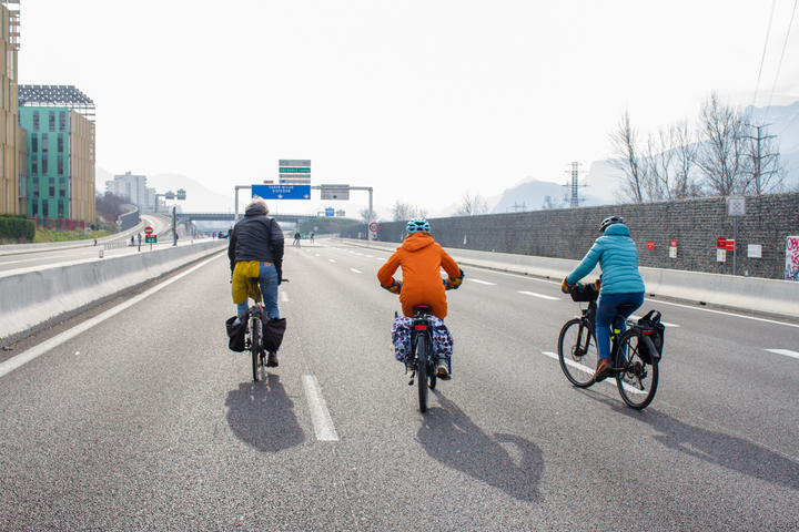 Vélos, pique-niques, dessins... Les Grenoblois flânent sur l'A480 bloquée