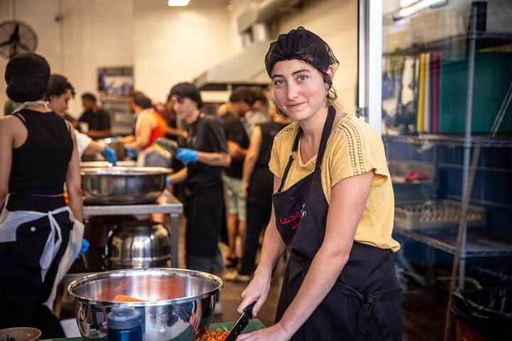 Guerre au Proche-Orient : à Beyrouth, une cantine solidaire nourrit les déplacés