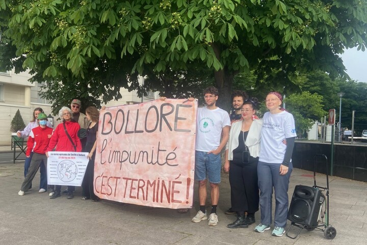 Des militants de «<small class="fine d-inline"> </small>Désarmer Bolloré<small class="fine d-inline"> </small>» protestent devant l'<span class="caps">AG</span> du groupe du milliardaire