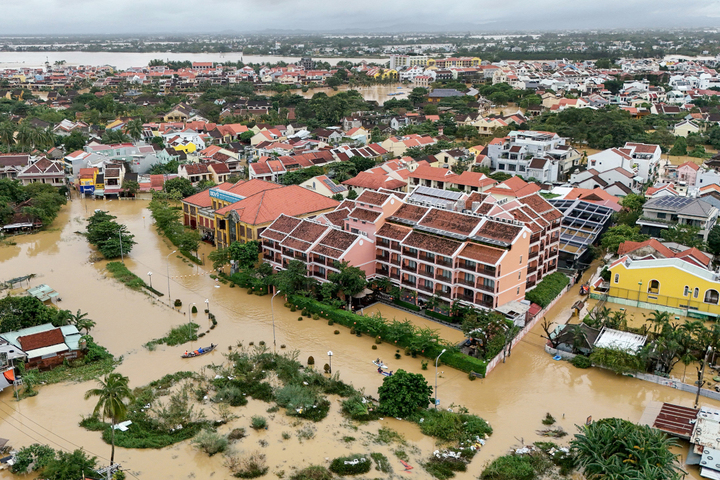 Crue historique au Vietnam : 35 morts et 26 000 évacués