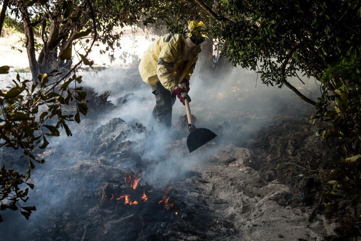 Face aux feux en Amazonie, les autochtones deviennent sapeurs-pompiers
