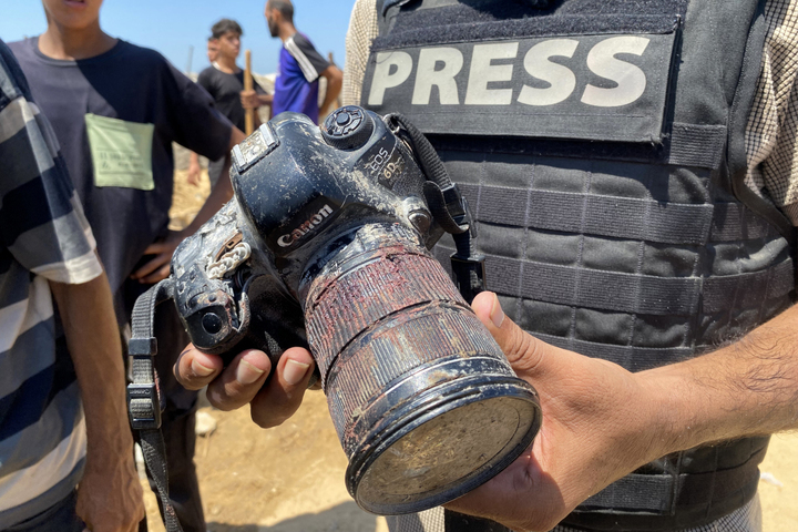 «<small class="fine d-inline"> </small>Monsieur Macron, laissez-nous accueillir nos confrères et consœurs journalistes palestiniens<small class="fine d-inline"> </small>»