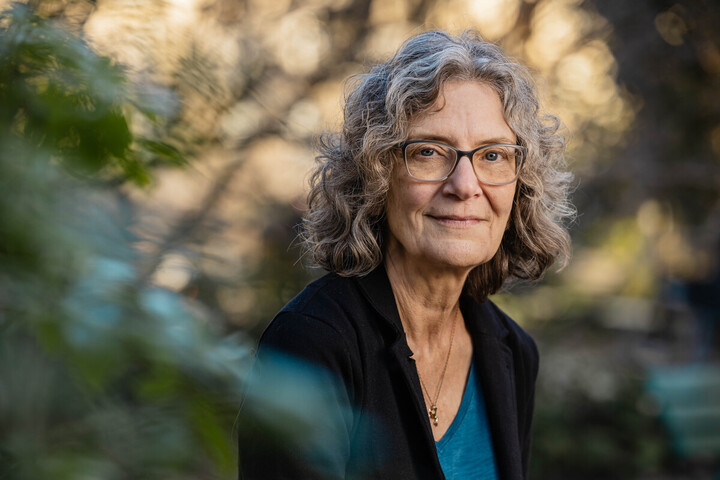Jean Hegland : «<small class="fine d-inline"> </small>Imaginons un avenir plus prometteur que l'apocalypse<small class="fine d-inline"> </small>»