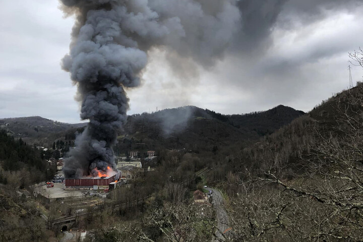 Un incendie détruit 900 tonnes de batteries au lithium en Aveyron