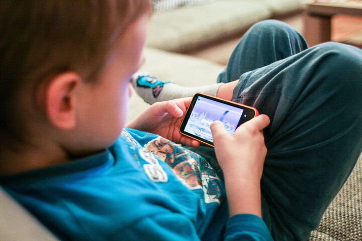 Temps d'écran : plus de 1 heure par jour pour les 3-5 ans