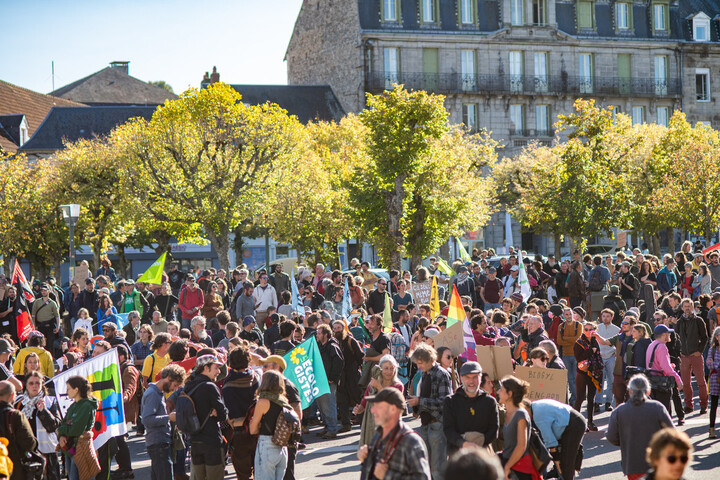 «<small class="fine d-inline"> </small>Nous entendons pleurer nos forêts<small class="fine d-inline"> </small>» : 3 000 manifestants contre les méga-usines à bois
