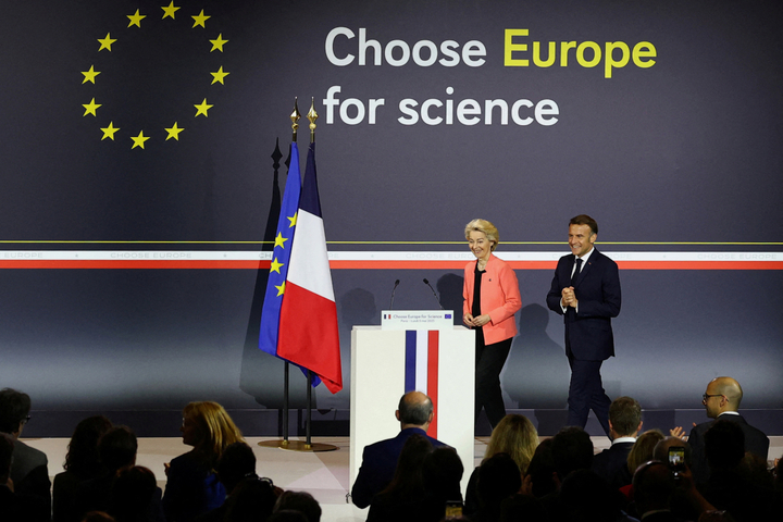Face à Trump, Macron soutient une science au service de l'industrie