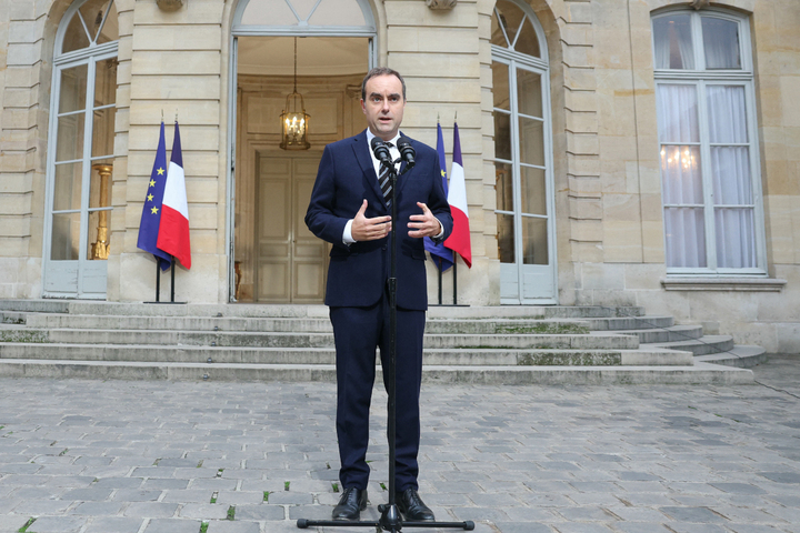 Moins de 24 heures après avoir nommé son gouvernement, Lecornu démissionne