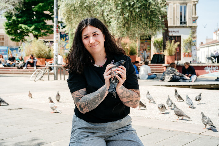 «<small class="fine d-inline"> </small>L'humain méprise quelque chose dont il est responsable<small class="fine d-inline"> </small>» : cette Marseillaise vole au secours des pigeons 