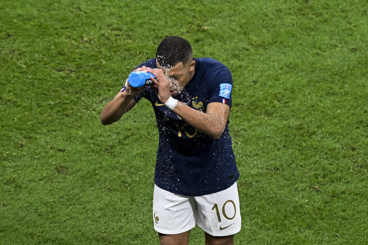 Stades inondés, chaleurs insupportables : comment le changement climatique bouscule le football mondial