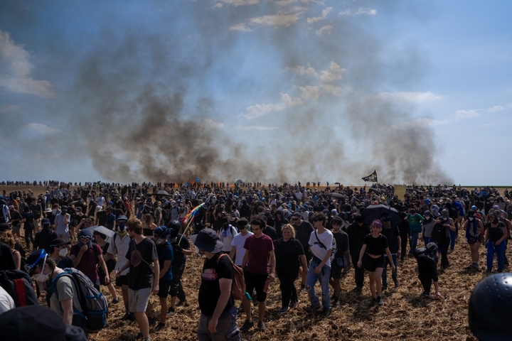 Fouilles, lacrymos et incendie : une manifestation mouvementée contre les mégabassines