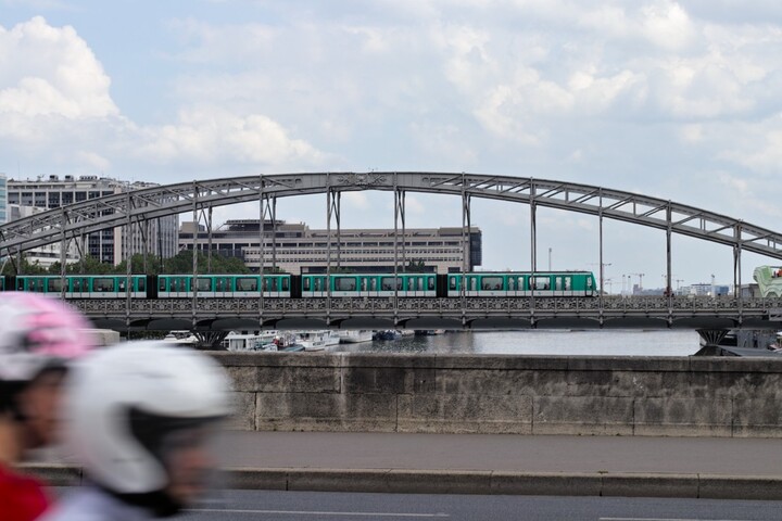Métro et <span class="caps">RER</span> : Valérie Pécresse augmente le prix des abonnements jeunes