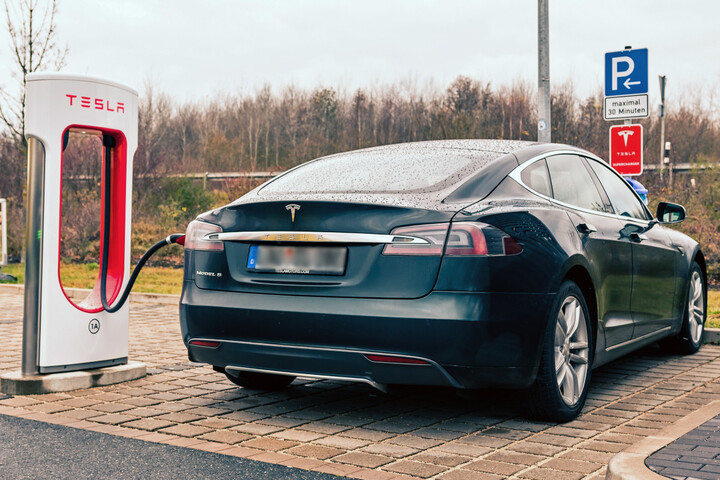 Pour éviter les amendes, Stellantis rachète des «<small class="fine d-inline"> </small>droits à polluer<small class="fine d-inline"> </small>» à Tesla