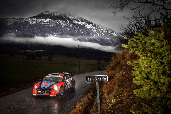 Le Rallye de Monte-Carlo passe et la montagne s'effrite