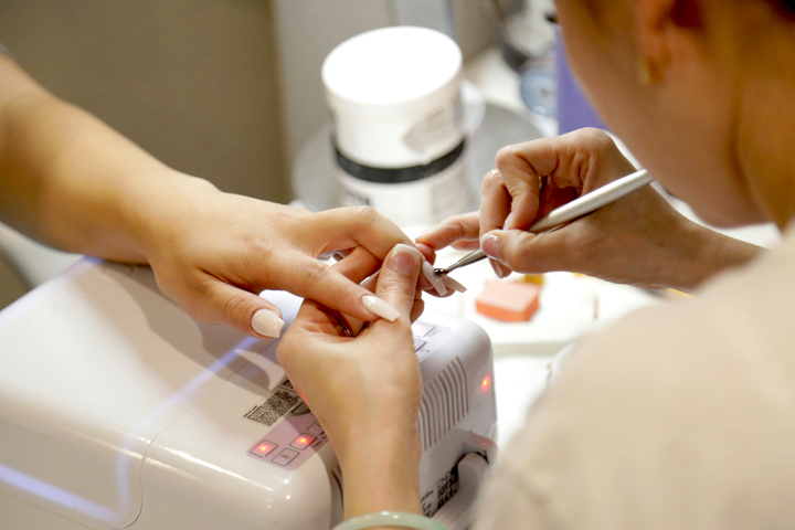 Faux ongles : une substance toxique bientôt interdite