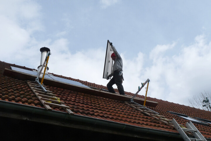 Contre la précarité énergétique, ils installent gratuitement des panneaux solaires