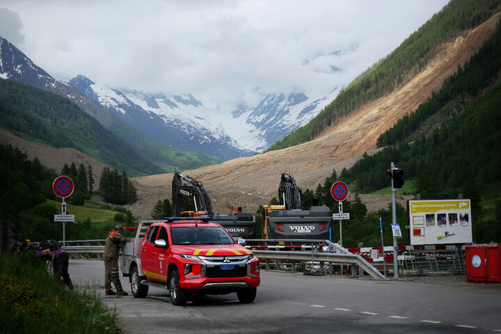 «<small class="fine d-inline"> </small>J'ai hurlé toute ma tristesse<small class="fine d-inline"> </small>» : le deuil du village suisse englouti par un glacier