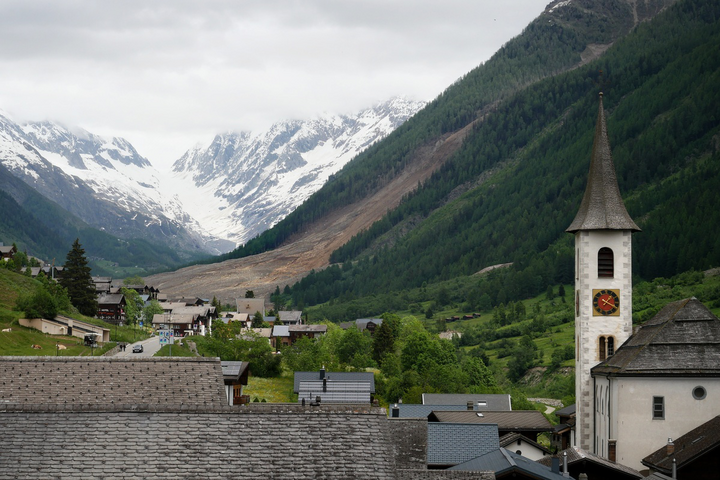 Effondrement d'un glacier en Suisse : des restes humains découverts près du village