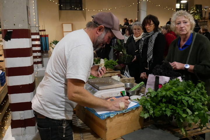 Au marché de Bergerac, les clients choisissent le prix de leurs légumes