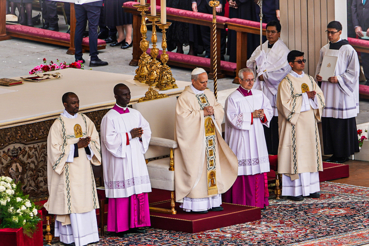 Le pape Léon <span class="caps">XIV</span> appelle à «<small class="fine d-inline"> </small>désarmer<small class="fine d-inline"> </small>» l'<span class="caps">IA</span>