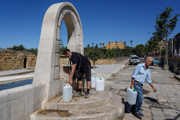 «<small class="fine d-inline"> </small>On n'a jamais vu ça<small class="fine d-inline"> </small>» : en Sicile, des bidons d'eau face à la pénurie
