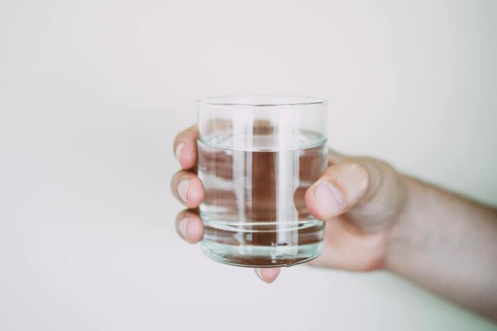Présent partout dans l'eau et les aliments, ce <span class="caps">PFAS</span> peut nuire aux fœtus