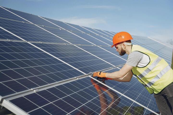 Panneaux solaires : pourquoi est-ce si difficile de les fabriquer en France<small class="fine d-inline"> </small>?