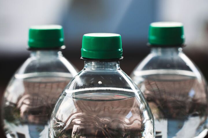 «<small class="fine d-inline"> </small>100<small class="fine d-inline"> </small>% recyclable<small class="fine d-inline"> </small>» : Volvic épinglé pour pratiques trompeuses