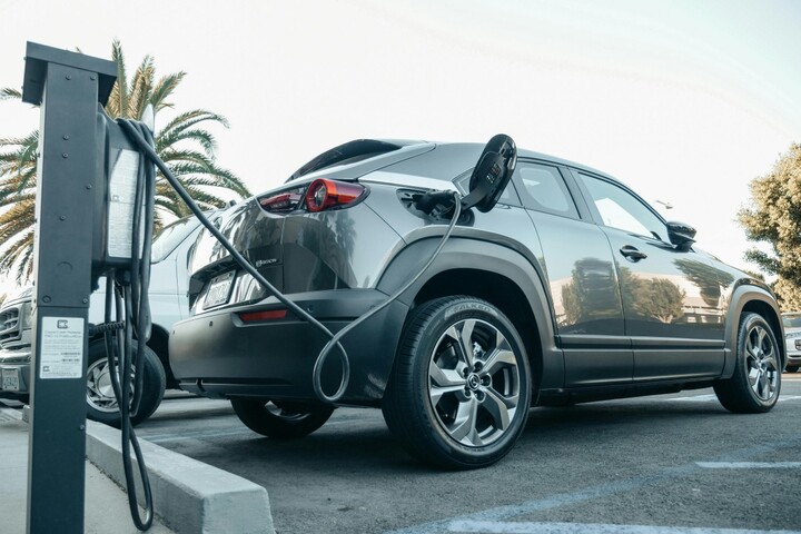 Les voitures électriques hybrides polluent presque 5 fois plus que prévu