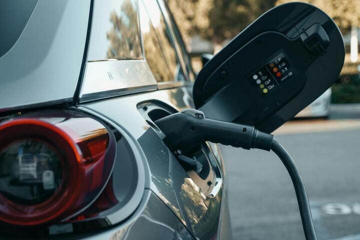Les voitures hybrides rechargeables polluent 5 fois plus qu'annoncé