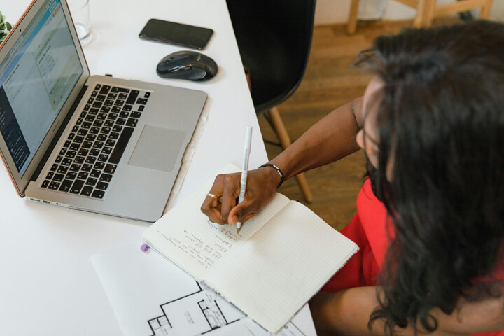Écrans, travail... Se lever toutes les 30 minutes est bénéfique