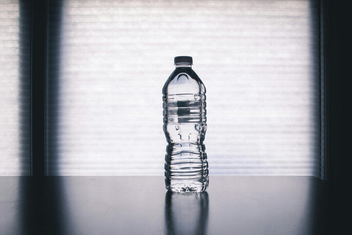 L'eau, en bouteille et du robinet, polluée par des microplastiques