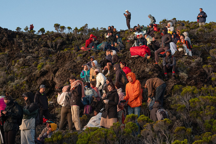 «<small class="fine d-inline"> </small>Le problème, c'est la masse<small class="fine d-inline"> </small>» : le surtourisme abîme le piton de la Fournaise