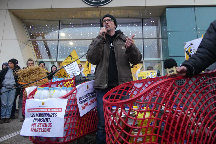 Contre l'agro-industrie, une opération «<small class="fine d-inline"> </small>caddies gratuits<small class="fine d-inline"> </small>» dans un hypermarché Auchan