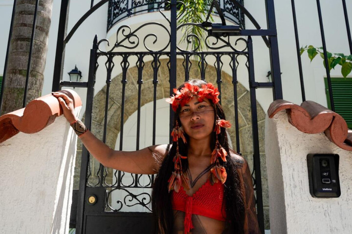 Kaê Guajajara, la «<small class="fine d-inline"> </small>diva pop autochtone<small class="fine d-inline"> </small>» qui fait danser le Brésil contre le racisme