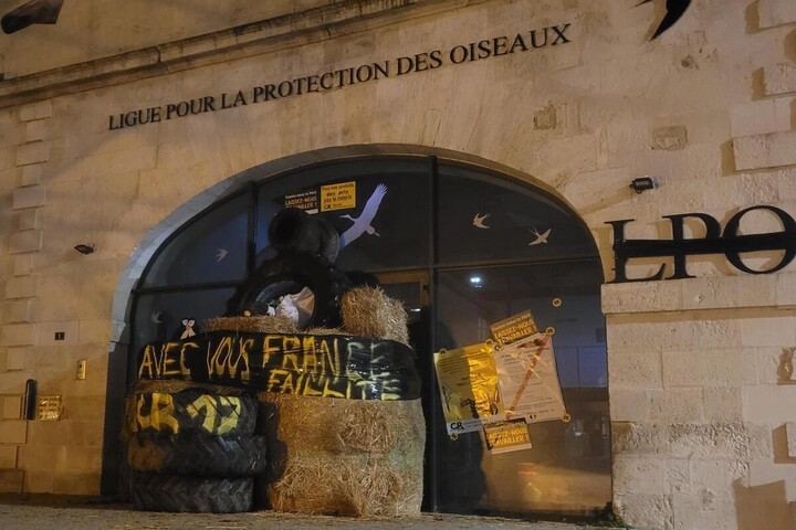 La Coordination rurale vandalise les locaux d'un député vert, de l'<span class="caps">OFB</span> et d'associations environnementales