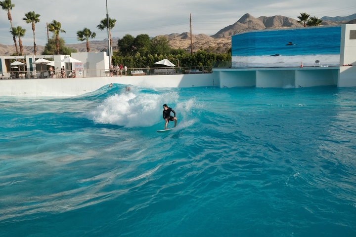 Vagues artificielles : «<small class="fine d-inline"> </small>Sans la mer, le surf n'est plus qu'image et performance<small class="fine d-inline"> </small>»