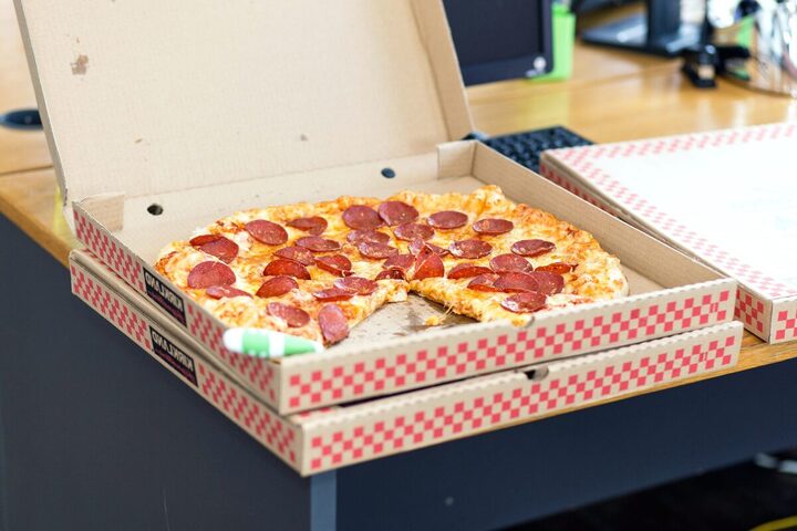 Boîtes à pizza, poêles... Notre corps exposé à 3 601 produits chimiques